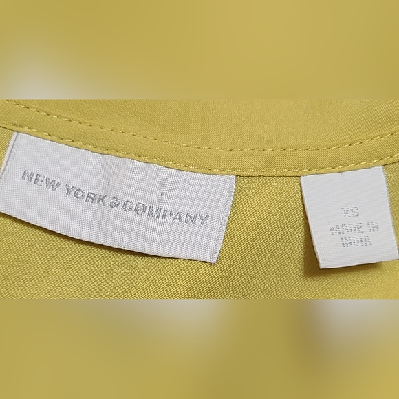 New York & company size XS chartreuse top - Picture 11 of 11